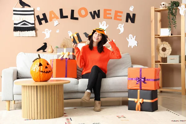Młoda Azjatka Prezentem Świętuje Halloween Domu — Zdjęcie stockowe
