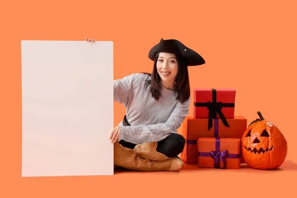 Νεαρή Ασιάτισσα Ντυμένη Πειρατής Λευκή Αφίσα Και Αποκριάτικα Δώρα Πορτοκαλί — Φωτογραφία Αρχείου