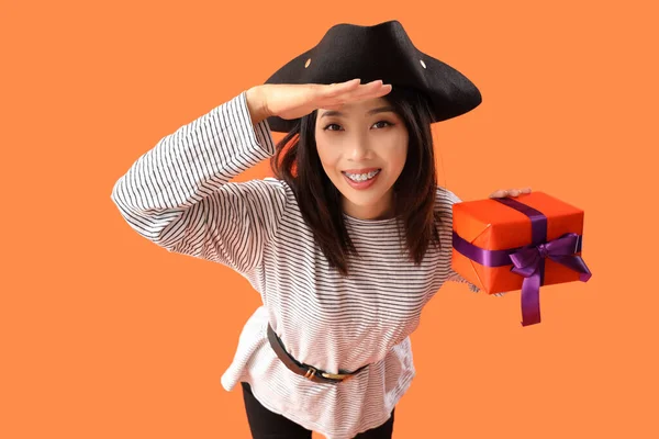 Ung Asiatisk Kvinna Klädd Som Pirat Med Halloween Gåva Orange — Stockfoto