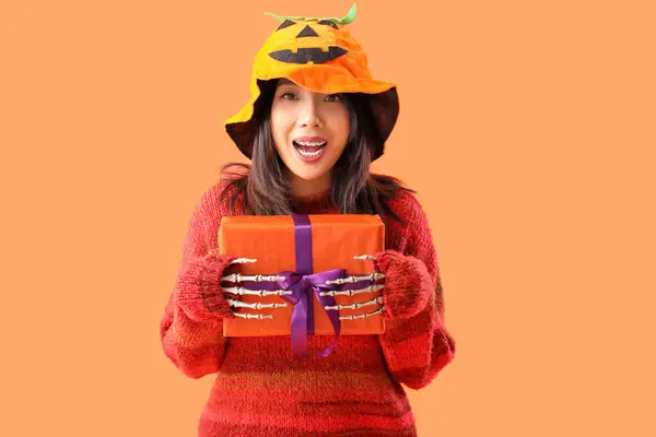 Νεαρή Ασιάτισσα Ντυμένη Για Halloween Δώρο Πορτοκαλί Φόντο — Φωτογραφία Αρχείου