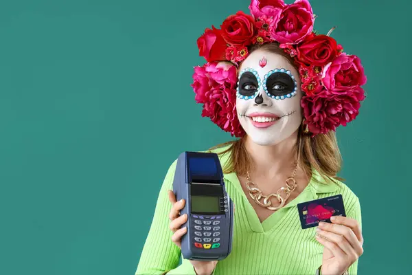 Mladá Žena Platební Terminál Kreditní Kartou Zeleném Pozadí Mexický Den — Stock fotografie