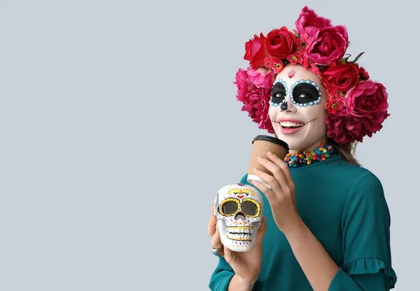 Mujer Joven Con Cráneo Pintado Taza Café Sobre Fondo Claro — Foto de Stock