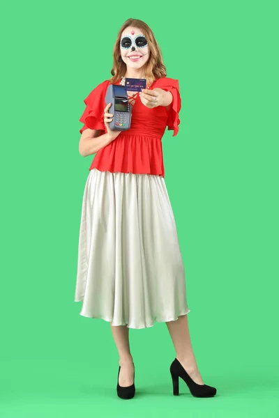 Jonge Vrouw Met Geschilderde Schedel Betaalterminal Creditcard Groene Achtergrond Viering — Stockfoto