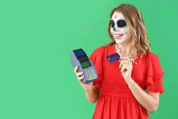 Young Woman Painted Skull Payment Terminal Credit Card Green Background — Stock Photo, Image