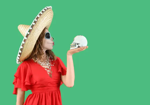 Junge Frau Mit Aufgemaltem Totenkopf Auf Grünem Hintergrund Mexikos Feier — Stockfoto
