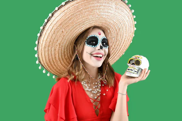 Mujer Joven Con Cráneo Pintado Sobre Fondo Verde Celebración Del — Foto de Stock