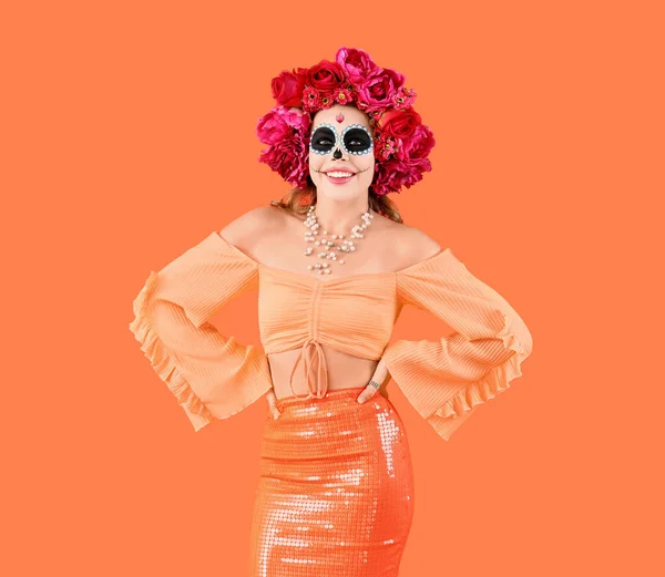 オレンジ色の背景に頭蓋骨を塗った若い女性 メキシコの死者の日 ディア ムエルト — ストック写真