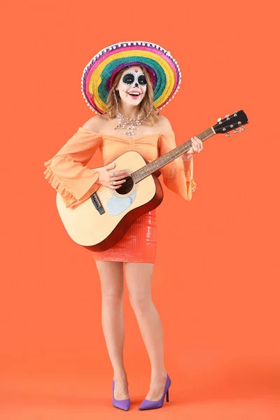 Ung Kvinna Med Målad Skalle Spelar Gitarr Orange Bakgrund Firandet — Stockfoto