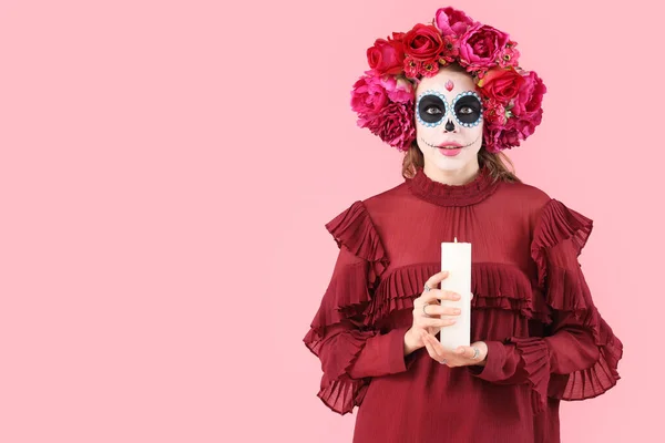 Fiatal Festett Koponyával Égő Gyertyával Rózsaszín Háttérrel Mexikó Holtak Napja — Stock Fotó