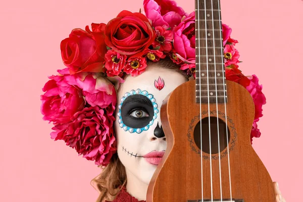 Fiatal Festett Koponya Gitár Rózsaszín Háttér Közelkép Mexikó Holtak Napja — Stock Fotó
