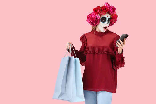 Megdöbbent Fiatal Bevásárlótáskákkal Fizetési Terminállal Rózsaszín Háttérrel Mexikó Holtak Napja — Stock Fotó