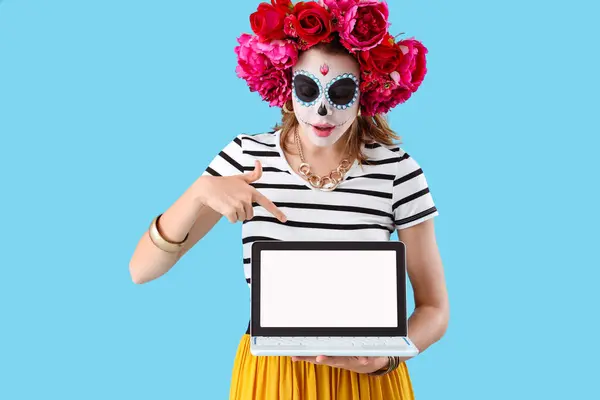 Junge Frau Zeigt Auf Laptop Auf Blauem Hintergrund Mexikos Feier — Stockfoto