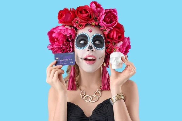 Mladá Žena Malovanou Lebkou Kreditní Kartou Modrém Pozadí Mexický Den — Stock fotografie