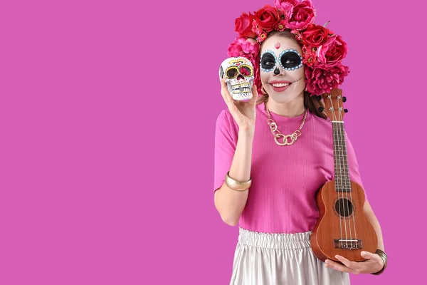 Mujer Joven Con Cráneo Pintado Guitarra Sobre Fondo Púrpura Celebración — Foto de Stock