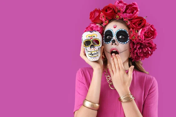Mujer Joven Conmocionada Con Cráneo Pintado Sobre Fondo Púrpura Primer — Foto de Stock
