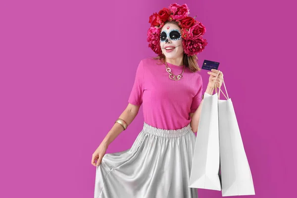 Junge Frau Mit Einkaufstaschen Und Kreditkarte Auf Lila Hintergrund Mexikos — Stockfoto