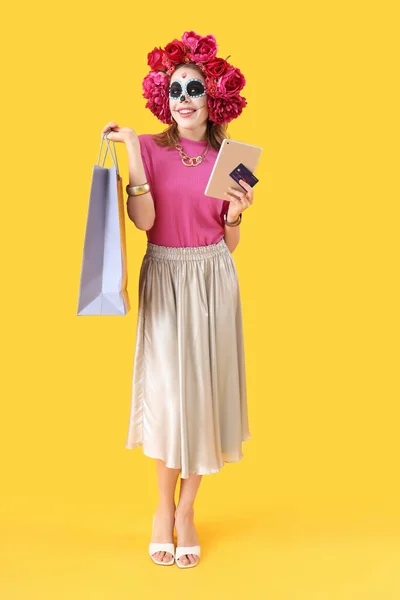Jonge Vrouw Met Tablet Computer Creditcard Boodschappentas Gele Achtergrond Viering — Stockfoto