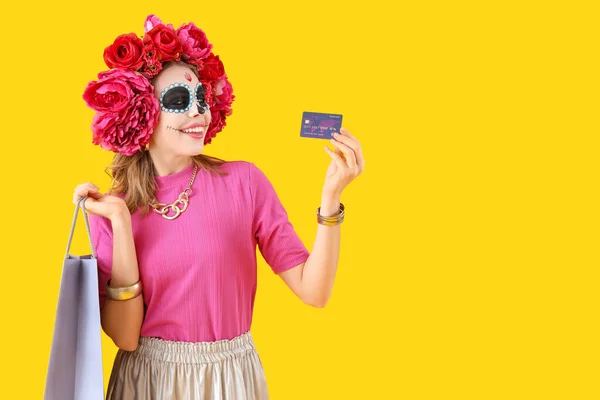 Jovem Com Cartão Crédito Saco Compras Fundo Amarelo Celebração Dia — Fotografia de Stock