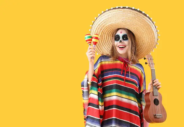 黄色の背景にマラカスとギターを持った若い女性 メキシコの死者の日 ディア ムエルト — ストック写真