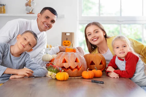 Szczęśliwa Rodzina Halloween Dynie Kuchni — Zdjęcie stockowe