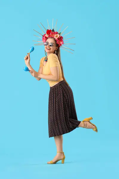 Young Mexican Woman Maracas Blue Background — Stock Photo, Image