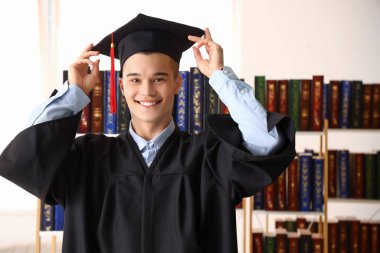 Üniversitede erkek öğrenci.