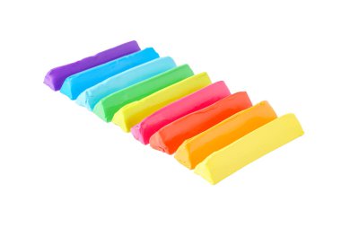 Beyaz arka plan üzerinde renkli oyun hamuru ayarla