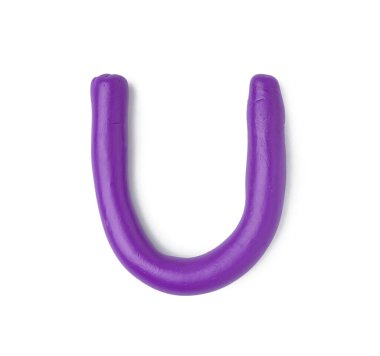 Beyaz arka planda hamurdan yapılmış U harfi