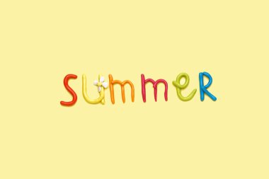 Kelime YAZ Sarı arka planda hamur oynamaktan yapılır