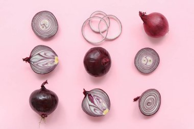 Pembe arka planda taze kırmızı soğanlar