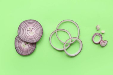 Yeşil arka planda taze kırmızı soğan dilimleri