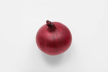 Beyaz arkaplanda taze kırmızı soğan