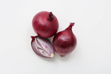 Beyaz arkaplanda taze kırmızı soğan