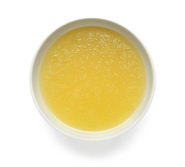 Beyaz arka planda bir kase lezzetli sebze suyu.