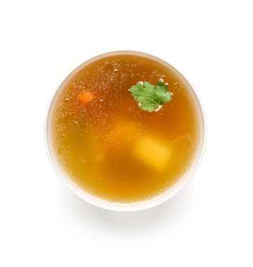 Beyaz arka planda bir kase lezzetli sebze suyu.