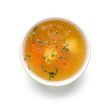 Beyaz arka planda bir kase lezzetli sebze suyu.