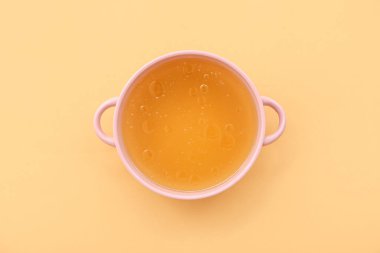 Turuncu arka planda lezzetli sebze çorbası.