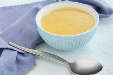 Hafif arka planda bir kase lezzetli sebze çorbası.