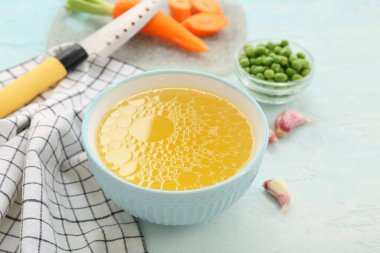 Hafif arka planda bir kase lezzetli sebze çorbası.