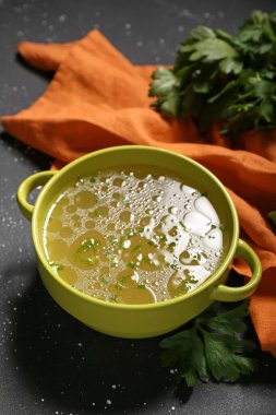 Siyah arka planda lezzetli sebze çorbası.