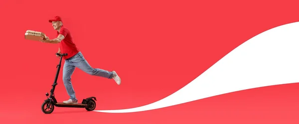Rijpere Koerier Met Pakket Elektrische Kick Scooter Rode Achtergrond Banner — Stockfoto