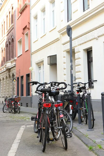 Vélos Modernes Garés Sur Rue Ville — Photo