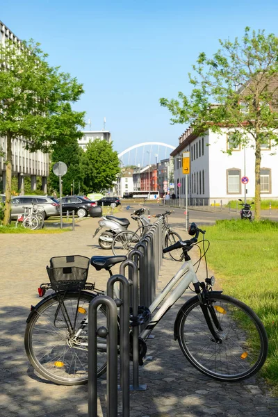 Vélo Moderne Stationné Sur Rue Ville — Photo