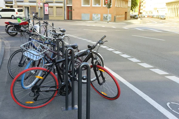 停放在城市街道上的现代自行车 — 图库照片