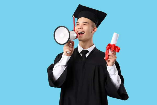 Muž Postgraduální Student Diplomem Křičí Megafonu Modrém Pozadí — Stock fotografie