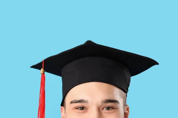 Άντρας Απόφοιτος Φοιτητής Μπλε Φόντο Closeup — Φωτογραφία Αρχείου