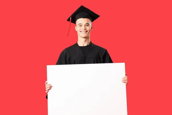 Mężczyzna Absolwent Student Puste Plakat Czerwonym Tle — Zdjęcie stockowe