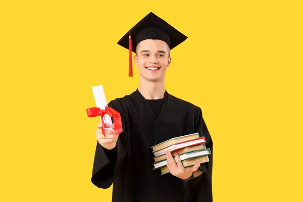 Mężczyzna Absolwent Student Dyplomem Książki Żółtym Tle — Zdjęcie stockowe
