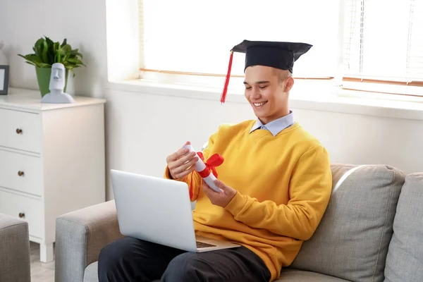 Mężczyzna Absolwent Student Dyplomem Laptop Wideo Czat Domu — Zdjęcie stockowe