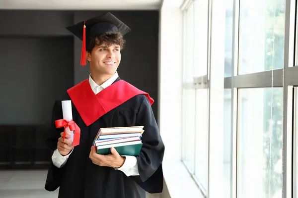 Mężczyzna Absolwent Student Dyplomem Książki Pobliżu Okna Pokoju — Zdjęcie stockowe
